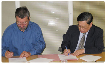 Dr Thongchai Charapput and Dr Hans Doebbeling signing agreement